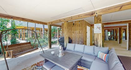 Dog-friendly, corner townhome steps from the beach with patio & WiFi