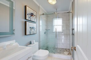 Shower, towels - Bay view home with WiFi, central ac, & decks - snowbirds, dogs welcome (Dauphin Island)