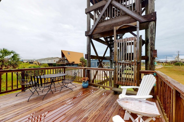 Outdoor dining - Bay view home with WiFi, central ac, & decks - snowbirds, dogs welcome (Dauphin Island)