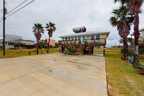 Property grounds - Bay view home with WiFi, central ac, & decks - snowbirds, dogs welcome (Dauphin Island)