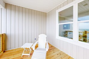 Terrace/patio - Beautiful beach house with WiFi, Gulf view, central AC, washer,dryer - dogs OK (Dauphin Island)