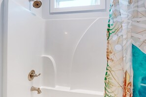 Shower, towels - Beautiful beach house with WiFi, Gulf view, central AC, washer,dryer - dogs OK (Dauphin Island)