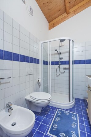 A bathroom with a toilet, bidet, and shower. - LAKE GARDA SWEET HOME CASON DEGLI ULIVI (Rivoli Veronese)