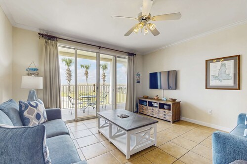 Perfect beachfront condo with pool, internet, and washer and dryer