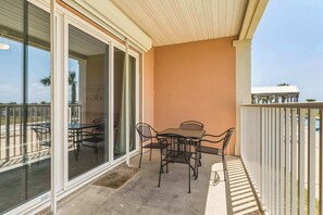 Outdoor dining - Perfect beachfront condo with pool, internet, and washer and dryer (Dauphin Island)