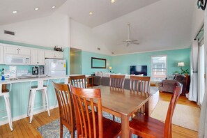 Interior - Dog-friendly house w/canal views, balcony, private washer/dryer - close to beach (Dauphin Island)