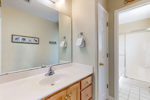 Shower, hair dryer, towels - Dog-friendly house w/canal views, balcony, private washer/dryer - close to beach (Dauphin Island)