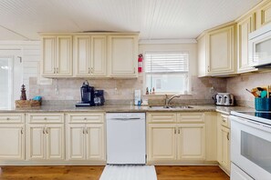 Fridge, microwave, oven, stovetop - Spacious house near beach access and activities, dog-friendly (Dauphin Island)