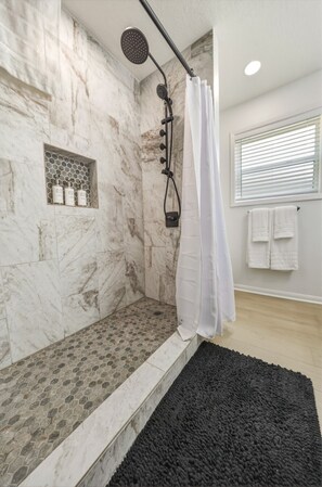 Shower - Aggie Icon | Fully Themed | 2 Miles to TAMU (College Station)