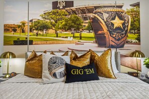 Desk, WiFi - Aggie Icon | Fully Themed | 2 Miles to TAMU (College Station)