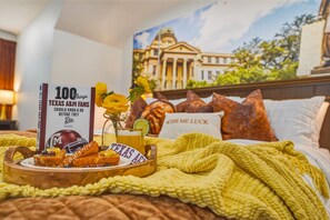 Desk, WiFi - Aggie Icon | Fully Themed | 2 Miles to TAMU (College Station)