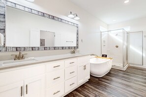 Shower, hair dryer, towels - Coastal dog-friendly home with grill, balcony, & patio - short walk to the beach (Dauphin Island)