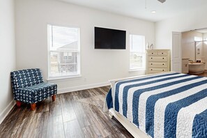 3 bedrooms, travel cot, WiFi, bed sheets - Coastal dog-friendly home with grill, balcony, & patio - short walk to the beach (Dauphin Island)