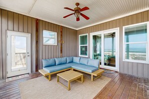 Terrace/patio - 2nd-floor Gulf front home with deck, beach & Gulf views, AC, washer,dryer & WiFi (Dauphin Island)