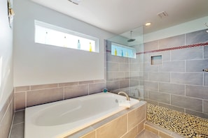 Shower, towels - Island Gem on the Water With Private Dock, Large Deck, Gas Grill & WiFi - Dogs OK (Dauphin Island)