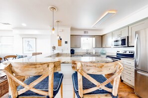 Fridge, microwave, oven, stovetop - Lagoon-view duplex with free WiFi, deck, & private washer/dryer - dog-friendly (Gulf Shores)