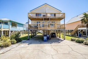 Exterior - Lagoon-view duplex with free WiFi, deck, & private washer/dryer - dog-friendly (Gulf Shores)