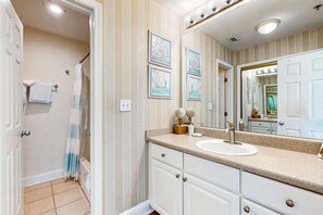 Shower, towels - Beachfront Condo with Gulf View & Shared Pools/Hot Tubs - Snowbirds Welcome (Gulf Shores)