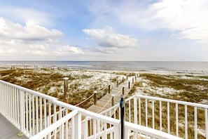 Property grounds - Large and Beautiful Beachfront Home with Private Pool, Central AC (Gulf Shores)