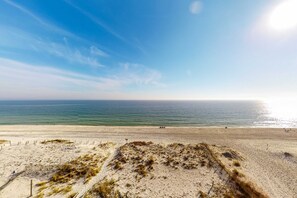 Beach - Beachfront Balcony with Million-Dollar Views, Shared Pool, WiFi, Washer & Dryer (Gulf Shores)