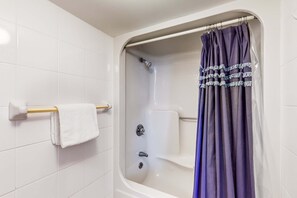 Een douche, handdoeken