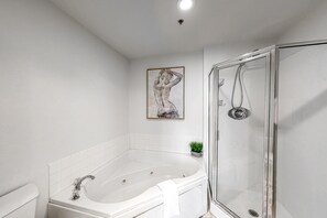 Shower, hair dryer, towels - Coastal Condo w/ Balcony & Shared Pools/Hot Tubs/Gym and Gulf views (Gulf Shores)