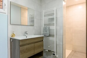 Shower, hair dryer, towels - Holiday Home 'Gîte Manala' with Mountain View, Balcony and Wi-Fi (Munwiller)