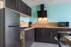 Kühlschrank, Mikrowelle, Ofen, Herdplatte