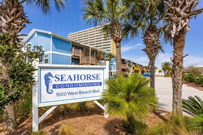 Un panneau indiquant les résidences Seahorse, situées au 1500, West Beach Boulevard.