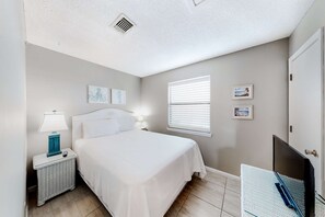 2 bedrooms, WiFi, bed sheets - Cozy Coastal Condo Near Beach w/ Shared Pool and Central AC (Gulf Shores)