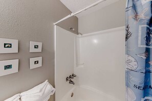 Shower, towels - Cozy Coastal Condo Near Beach w/ Shared Pool and Central AC (Gulf Shores)