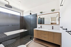 Shower, hair dryer, towels - Sandpiper's Retreat|Gulf Front|Private Pool|Golf Cart (Santa Rosa Beach)