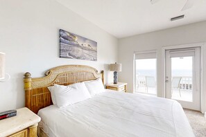 5 bedrooms, Internet, bed sheets - Beautiful gulf-front beach home with sweeping views from balcony, shared pool, WiFi (Gulf Shores)