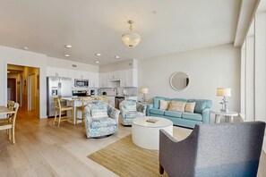 TV, offices - Fantastic home on beach with pool, hot tub, free WiFi, elevator, & central AC (Gulf Shores)