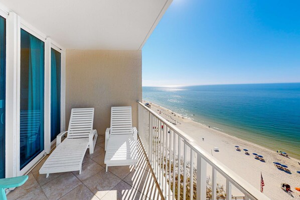 Property grounds - Gulf-front condo with pool, sauna, washer,dryer, cable, & central AC (Gulf Shores)