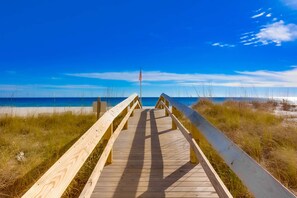 On the beach - Gulf-front condo with pool, sauna, washer,dryer, cable, & central AC (Gulf Shores)