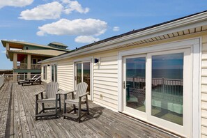 Terrace/patio - Dog-Friendly & Attractive Beach House w/Private Pool, Free WiFi, Central AC (Gulf Shores)