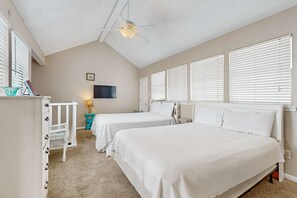 1 bedroom, Internet, bed sheets - Lofty Condo in a Beachfront Complex w/ WiFi, AC, Balcony & Shared Outdoor Pool (Gulf Shores)