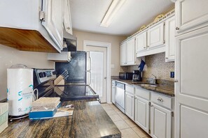 Fridge, microwave, oven, stovetop - Lofty Condo in a Beachfront Complex w/ WiFi, AC, Balcony & Shared Outdoor Pool (Gulf Shores)