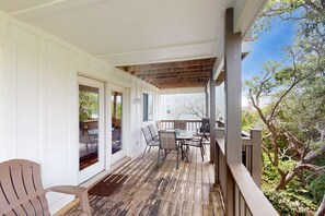 Outdoor dining - Entire Gulf view duplex with decks, beach access & shared pool, hot tub (Gulf Shores/Fort Morgan)