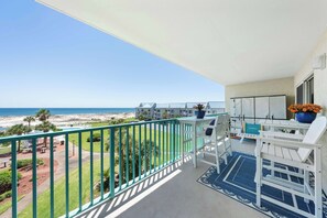 Property grounds - Waterview condo with shared pool, panoramic balcony views, and WIFI (Gulf Shores)