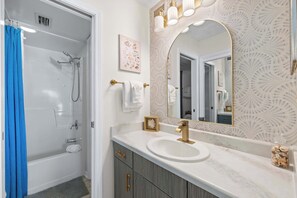 Douche, sèche-cheveux, serviettes fournies