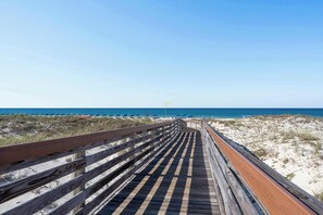 On the beach - Waterview condo with shared pool, panoramic balcony views, and WIFI (Gulf Shores)