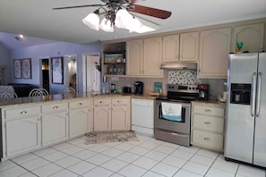 Fridge, microwave, oven, stovetop - Dog friendly home with private beach, internet and washer and dryer (Gulf Shores)