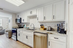 Fridge, microwave, oven, stovetop - Coastal home with water views, internet, and washer and dryer (Gulf Shores)