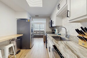Fridge, microwave, oven, stovetop - Coastal home with water views, internet, and washer and dryer (Gulf Shores)