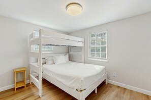 3 bedrooms, iron/ironing board, WiFi, bed sheets - Coastal home with water views, internet, and washer and dryer (Gulf Shores)