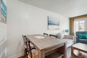 Interior - Beachview condo with multiple, shared pools, gym, hot tub and beach access (Gulf Shores)
