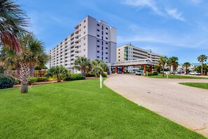 Exterior - Beachview condo with multiple, shared pools, gym, hot tub and beach access (Gulf Shores)