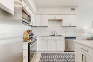 Fridge, microwave, oven, stovetop - Beachfront condo with pool, private balcony, and washer and dryer (Gulf Shores)